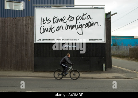 Conservatore anti immigrazione elezione generale poster, Bradford Aprile 2005 con ciclista in primo piano Foto Stock