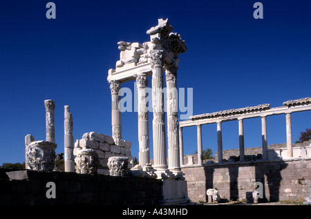 Monumentali fondamenta in pietra e colonne corinzie ricostruite del Tempio Romano di Traiano presso l'acropoli di Pergamo a Bergama in Turchia Foto Stock