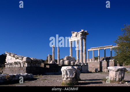 Monumentali fondamenta in pietra e colonne corinzie ricostruite del Tempio Romano di Traiano presso l'acropoli di Pergamo a Bergama in Turchia Foto Stock