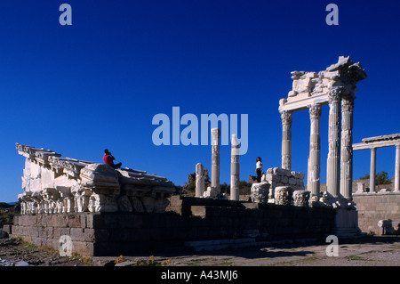 Monumentali fondamenta in pietra e colonne corinzie ricostruite del Tempio Romano di Traiano presso l'acropoli di Pergamo a Bergama in Turchia Foto Stock