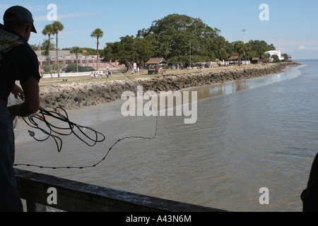 Pesca al largo molo, San Simons Island in Glynn County, Georgia Foto Stock