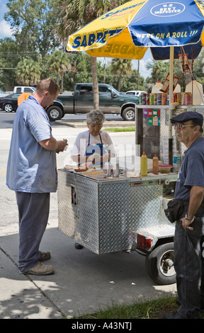 Donna vende cibo da hot dog stand in Ocala, Florida, Stati Uniti d'America Foto Stock