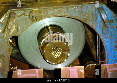 Avvolgitore sull'estremità del nastro a caldo mulino a Corus Llanwern acciaierie Newport South Wales UK Foto Stock