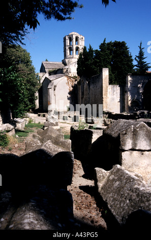 Arles rovine Romane Les Alyscamps Francia Bouches du Rhône Foto Stock