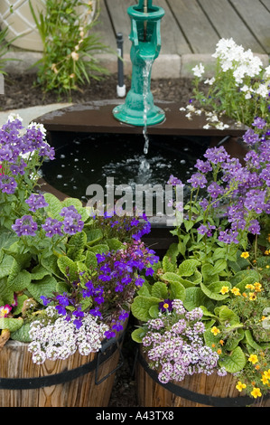 Giardino Fontana Impostazione con vasi di piante di fiori Foto Stock