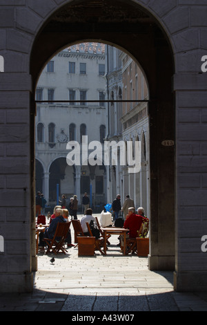 Venezia Italia street cafe osservata attraverso un arco vicino Rialto San Polo area occupata 2005 Foto Stock