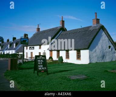 Black Bull pub con il tetto di paglia, villaggio dei metalli, Northumberland, Inghilterra, Regno Unito. Foto Stock