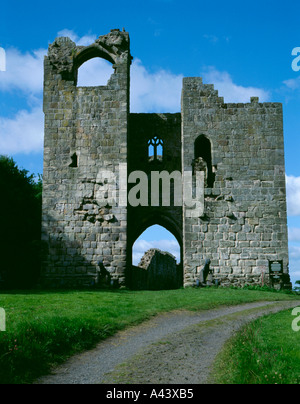 Ha rovinato il XIV secolo gatehouse al castello di metalli, villaggio dei metalli, Northumberland, Inghilterra, Regno Unito. Foto Stock