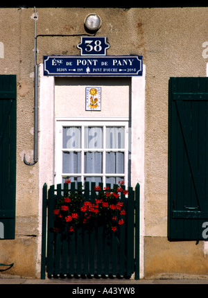 Finestra fiori Francia Casa francese Borgogna Foto Stock