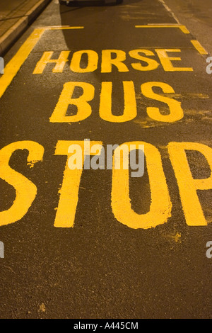 Un cavallo fermata autobus dipinto di ubicazione della segnaletica stradale, Southport, Merseyside Foto Stock