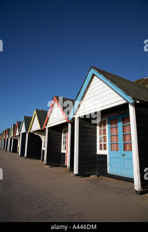 Cabine in legno nella primavera lungo la West Cliff Bournemouth Dorset England Regno Unito Foto Stock