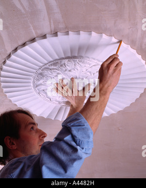 Close-up di uomo la sostituzione di intonaco rosa a soffitto Foto Stock