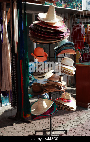 Cappelli messicani in vendita su strada, Playa del Carmen in Messico Messico Riviera Maya Foto Stock