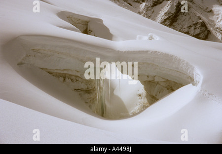 Crepaccio & ponte di neve su Tsergo Ri, un picco nella valle di Langtang, Nepal, Himalaya Asia Foto Stock