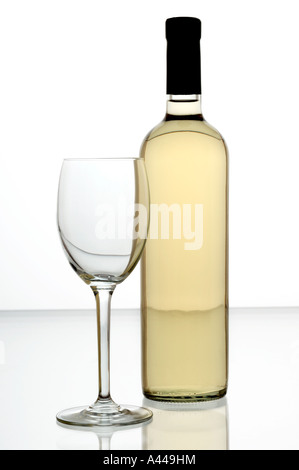 Bottiglia di vino bianco e bicchiere di vino Foto Stock