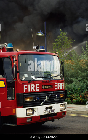 Vigili del fuoco combattere un incendio in uno Scrapyard in Erith Kent Foto Stock