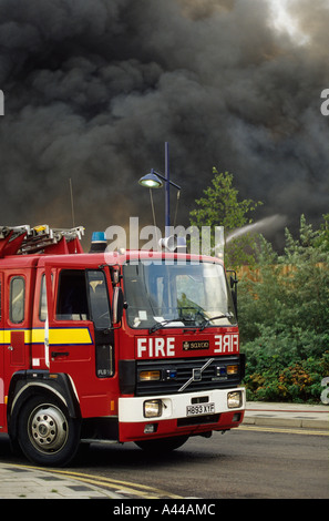 Vigili del fuoco combattere un incendio in uno Scrapyard in Erith Kent Foto Stock