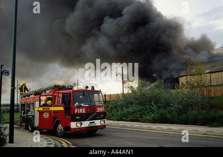 Vigili del fuoco combattere un incendio in uno Scrapyard in Erith Kent Foto Stock