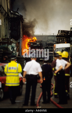 Vigili del fuoco combattere un incendio in uno Scrapyard in Erith Kent Foto Stock