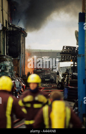 Vigili del fuoco combattere un incendio in uno Scrapyard in Erith Kent Foto Stock