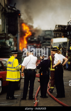 Vigili del fuoco combattere un incendio in uno Scrapyard in Erith Kent Foto Stock