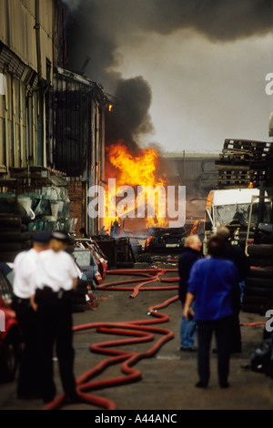 Vigili del fuoco combattere un incendio in uno Scrapyard in Erith Kent Foto Stock