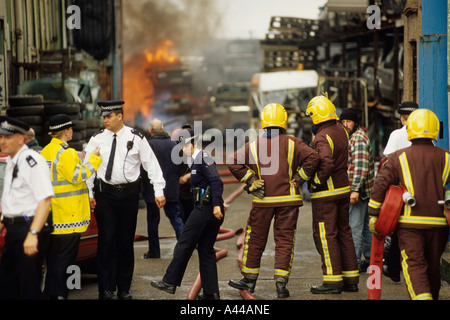 Vigili del fuoco combattere un incendio in uno Scrapyard in Erith Kent Foto Stock