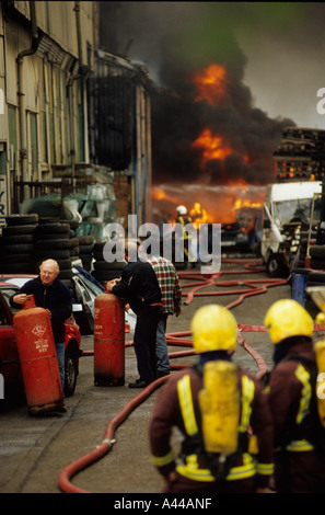 Vigili del fuoco combattere un incendio in uno Scrapyard in Erith Kent Foto Stock