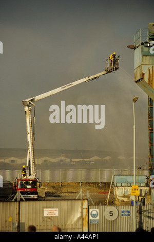 Vigili del fuoco combattere un incendio in uno Scrapyard in Erith Kent Foto Stock