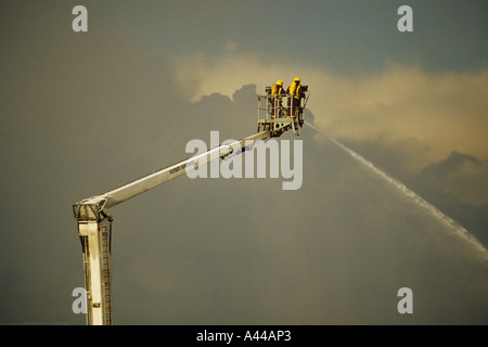 Vigili del fuoco combattere un incendio in uno Scrapyard in Erith Kent Foto Stock