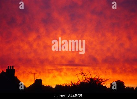 Fortemente underlit nuvole al tramonto Foto Stock