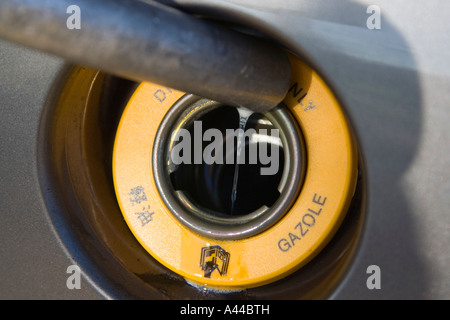 Riempire il serbatoio con carburante diesel dal garage pompa. Chiudere il serbatoio, ugello e dribbling diesel. Land Rover Freelander auto. Foto Stock