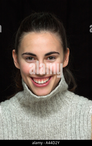 Ritratto di sorridente giovane donna Foto Stock