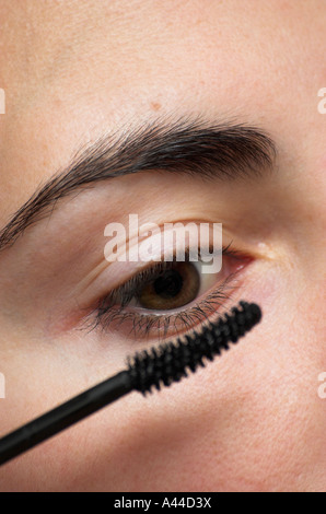 Giovane donna applicazione di mascara close up Foto Stock