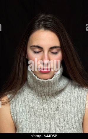 Giovane donna con gli occhi chiusi ritratto Foto Stock