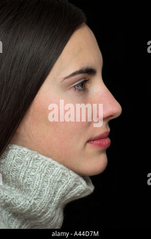 Ritratto di un grave giovane donna vista laterale Foto Stock