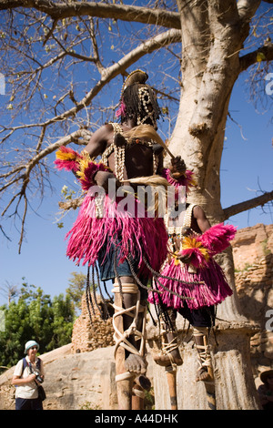 Stilt danzatrice presso la mask dance nel villaggio di Tereli, Paese Dogon del Mali, Africa occidentale Foto Stock