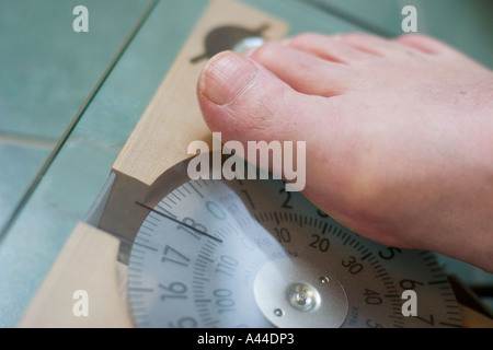 250 libbra 120kg l uomo stesso pesa sulla bilancia da bagno Foto Stock