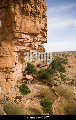 Pitture rupestri sopra Songo villaggio nel punto in cui la circoncisione riti si svolgono ogni tre anni,paese Dogon,Mali, Africa Foto Stock