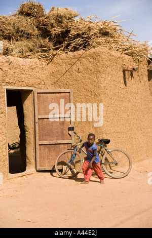 Piccolo ragazzo africano per la strada di Bandiagara,paese Dogon del Mali, Africa occidentale Foto Stock