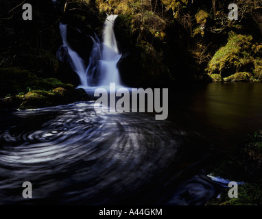 Eas nan Clag, cascata nascosto nel bosco vicino a Glen Nant, a Kilchrenan, Argyll Foto Stock