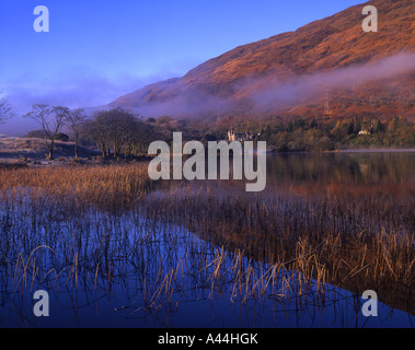 Loch Awe village visto attraverso il loch Foto Stock