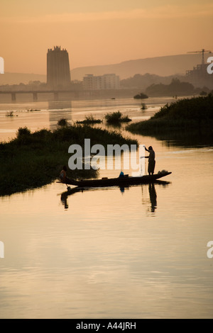 La pesca da una piroga canoa al tramonto sul fiume Niger Bamako,Mali, Africa occidentale Foto Stock