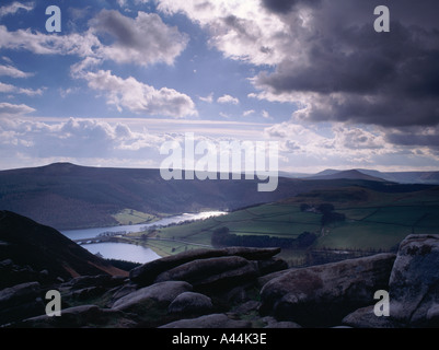 Tempesta di clearing Ladybower su serbatoio e boschi Valle visto dal bordo Derwent in Inghilterra del Parco Nazionale di Peak District Foto Stock