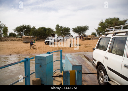 Il traghetto per attraversare il Fiume Bani sul percorso per il lunedì mercato a Djenne, Mali, Africa occidentale Foto Stock