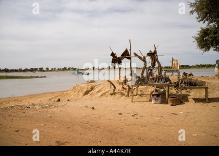 Gingillo di stallo e il traghetto per attraversare il Fiume Bani sul percorso per il lunedì mercato a Djenne, Mali, Africa occidentale Foto Stock