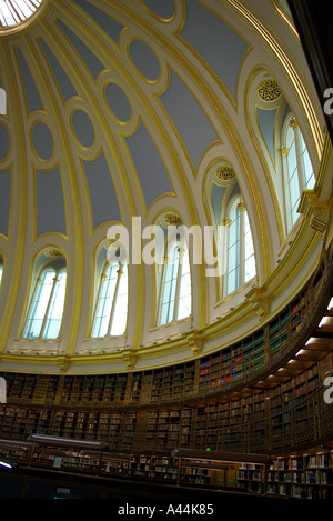 I libri sugli scaffali in sala di lettura presso il British Museum di Londra Inghilterra REGNO UNITO Foto Stock