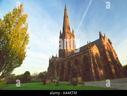 St Elphin's Church (Chiesa Parrocchiale), Church Street, Warrington, Inghilterra, in tarda serata, Autunno 2006 Foto Stock