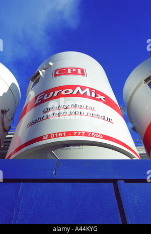 I titolari di mortaio e cielo blu, Golden Square di riconversione, Warrington, Inghilterra, Autunno 2006 Foto Stock