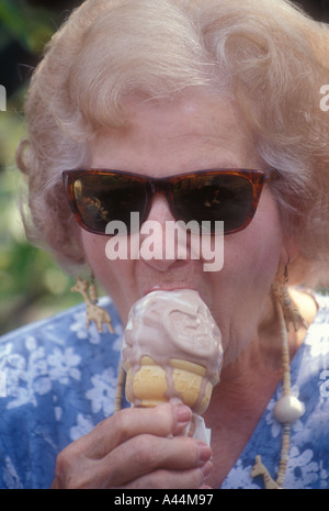 Signora anziana leccare cono gelato Foto Stock